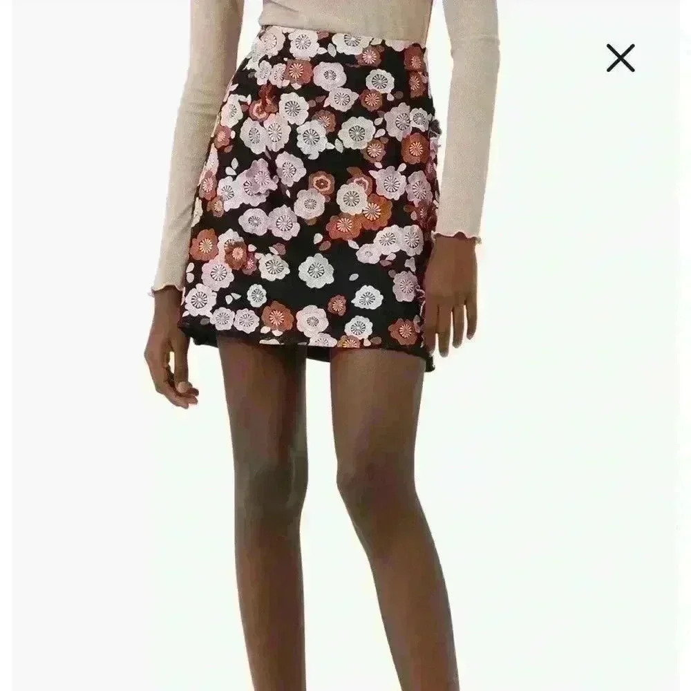 NWT French Connection Astrida Aliyha Floral Lace
Miniskirt Sz 8 in black pink